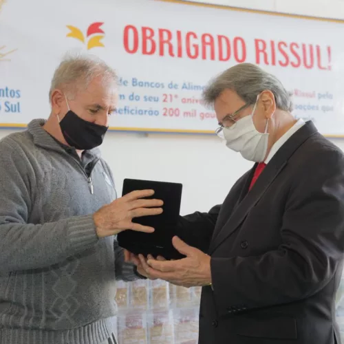 Augusto de Césaro, presidente da UnidaSul e Paulo Renê Bernhard, presidente da Rede de Bancos de Alimentos do RS. Foto: Diego Larré/Divulgação