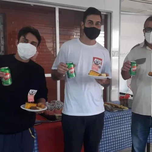 Fruki homenageou os profissionais de saúde que estão se dedicando durante a pandemia da Covid-19, no Hospital de Clínicas, em Porto Alegre, e no Hospital Florianópolis, na capital catarinense. Foto: Divulgação