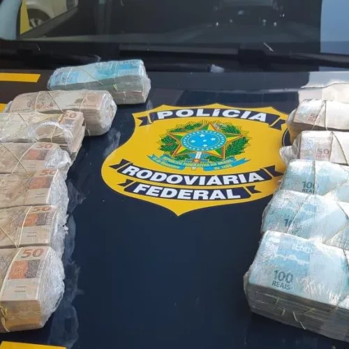 Dinheiro apreendido em Santa Maria durante operação. Foto: Polícia Rodoviária Federal/Divulgação