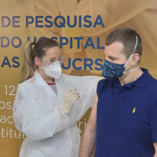 Aplicação da vacina CoronaVac no Hospital São Lucas da PUC em Porto Alegre. Foto: Bruno Todeschini/PUCRS
