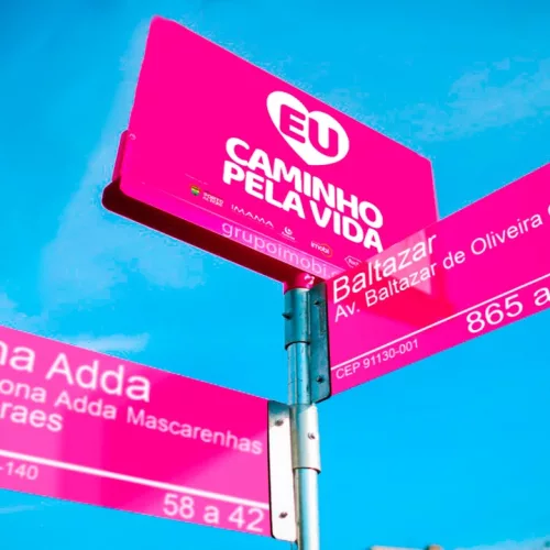 A ação de 2020 do Outubro Rosa conta com placas de esquinas na cor da campanha. Foto: Divulgação