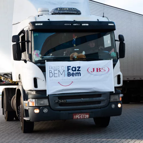 JBS caminhão com o nome da campanha.