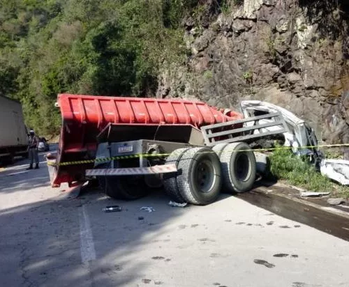 Caminhão bateu nas pedras próximas da rodovia. Foto: Divulgação/ Grupo Rodoviário