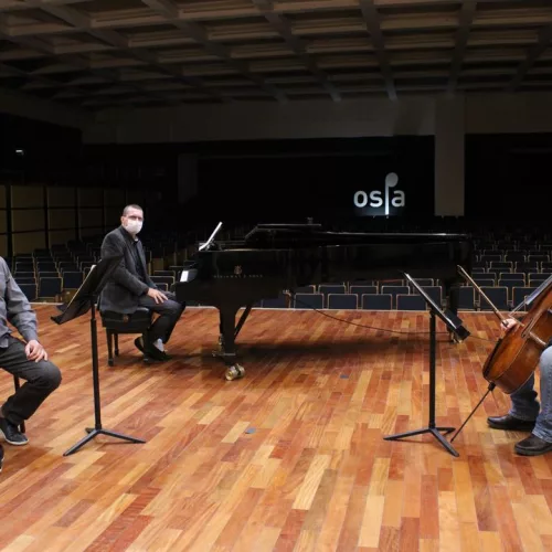 OSPA Live, trio de músicos no palco com seus instrumentos.