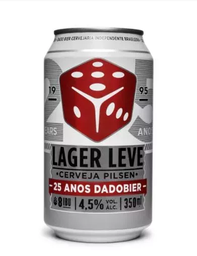 Lata comemorativa, com a inscrição Lager Leve, Cerveja Pilsen, 25 anos Dado Bier. Logotipo de dado acima e informações sobre teor alcóolico 4,5% e 350ml.