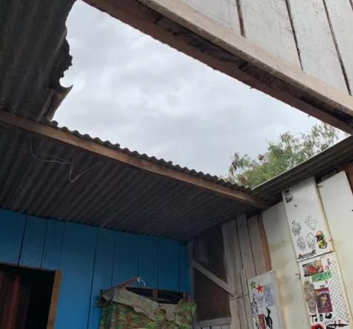Casa teve parte do telhado arrancado pelo temporal em Santo Ângelo. Foto: Divulgação/Defesa Civil de Santo Ângelo