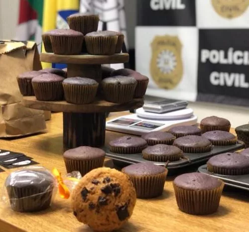 Cada unidade do doce possui três gramas de maconha e cada frasco do licor cinco gramas. Foto: Divulgação/Polícia Civil 