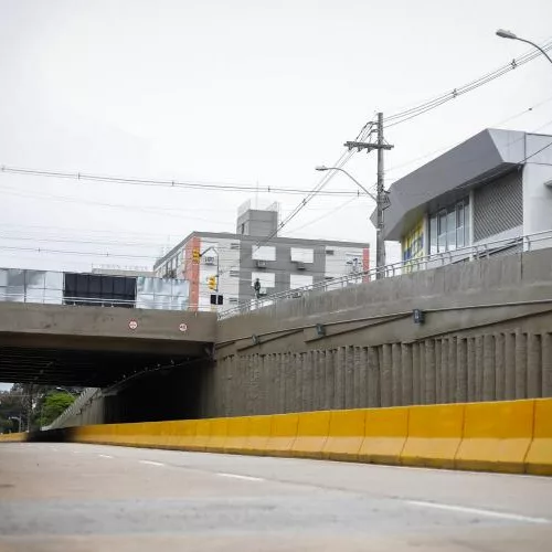 Com cerca de 200 metros de extensão, a estrutura é uma das obras remanescentes da Copa do Mundo de 2014. Foto: Anselmo Cunha/PMPA