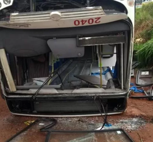 O ônibus é da Dalamar Transporte LTDA e no momento do acidente prestava serviço para a JBS. Foto: Divulgação/Corpo de Bombeiros 