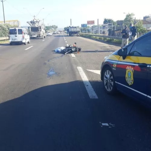 Motociclista colidiu na traseira de uma carreta. Foto: Divulgação/PRF