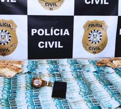 Durante a prisão do suspeito, em São Leopoldo, polícia apreendeu celular, relógio e R$ 17 mil. Foto: Divulgação/ Polícia Civil