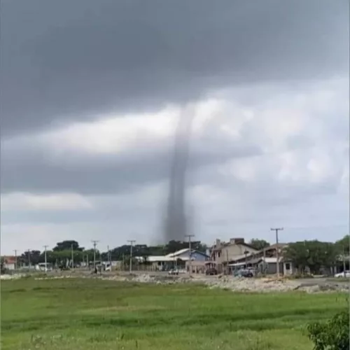 O tornado atingiu a superfície e avançou sobre áreas de plantações da região. Foto: Reprodução de vídeo/Divulgação