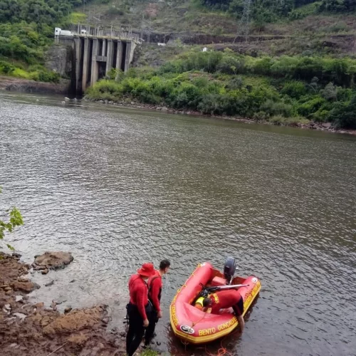 Vitima entrou no rio para buscar uma boia de pesca e não conseguiu mais sair. Foto: Divulgação/ Bombeiros Militar de Bento Gonçalves

