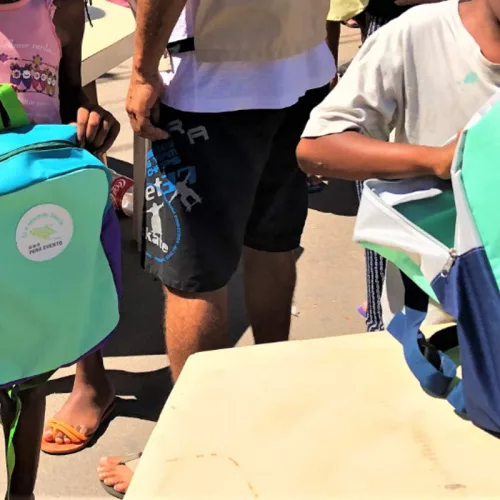 Crianças com mochilas