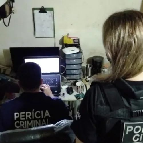 Policiais Civis e Peritos do IGP apuram armazenamento e compartilhamento de imagens sexuais de crianças e adolescentes. Foto: Divulgação/Polícia Civil 