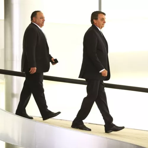 O presidente Jair Bolsonaro e o ministro da Saúde, Eduardo Pazuello, durante cerimônia em Brasília. Foto: Marcelo Camargo/Agência Brasil