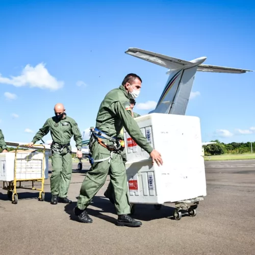 Vacinas CoronaVac são embarcadas em helicópteros da Brigada Militar. Créditos: Soldado Éverton De David / PM5, Brigada Militar