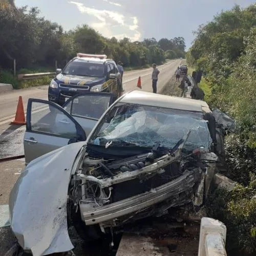 Com o impacto, o motorista foi projetado para fora do automóvel. Foto: Divulgação/PRF