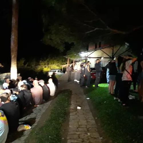 A fiscalização chegou na chácara onde a festa era realizada por meio de denúncias da comunidade.  Foto: Divulgação / Prefeitura de Caxias do Sul