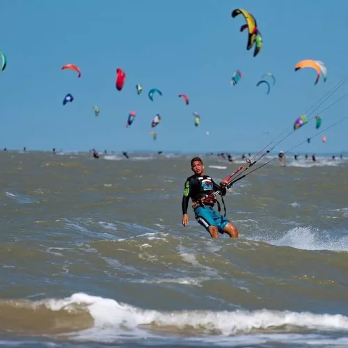 Esportistas praticam o kitesurf somente em dias de vento forte. Foto: Divulgação 