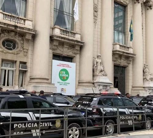 Cerimônia de entrega dos novos veículos ocorreu em frente ao Palácio Piratini, em Porto Alegre. Foto: Divulgação/ Secom