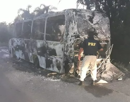 Doze passageiros e dois motoristas estavam no veículo. Foto: Divulgação/PRF