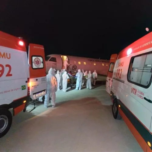 Os pacientes desembarcaram à noite em Santa Maria. Foto: Mauro Nascimento/Palácio Piratini
