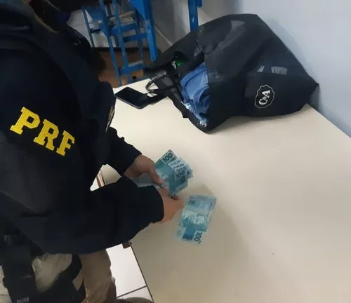 Os policiais localizaram 13 notas de R$ 100 falsas. Foto: Divulgação/PRF