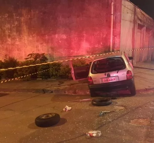 Veículo conduzido por criminoso bateu em parede de uma residência. Foto: Divulgação/BM
