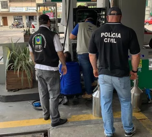 Agentes durante a fiscalização no posto localizado no bairro São João. Foto: Divulgação/Polícia Civil 