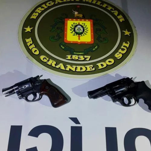 Dois revólveres calibres 38 foram apreendidos após a ação policial. Foto: Divulgação/BM