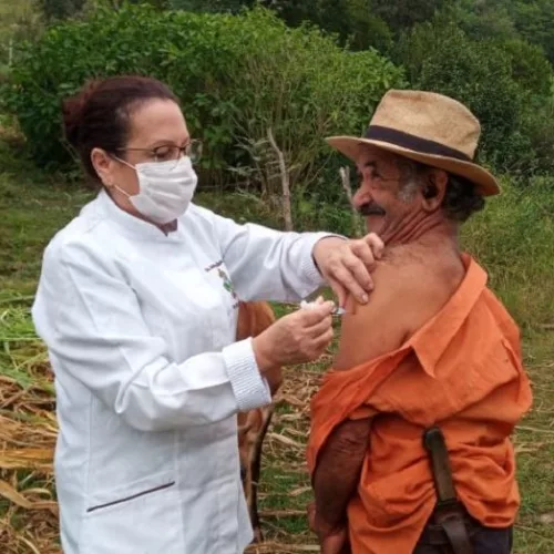 Em Pouso Novo, profissionais de saúde levam a vacina até a casa de moradores em localidades mais distantes. Foto: Divulgação/SES