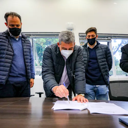 Prefeito Sebastião Melo assinando o contrato. Foto: Giulian Serafim/PMPA