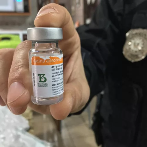 Apreensão de um frasco da vacina Coronavac parcialmente consumida foi realizada na casa de um suspeito. Foto: Polícia Civil / 2°DP Viamão
