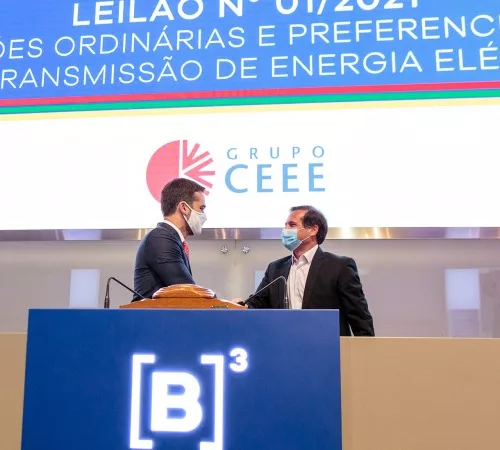 Governador Leite e Gustavo Estrella, presidente da CPFL Energia, empresa que assumirá a CEEE-T. Foto: Gustavo Mansur / Palácio Piratini