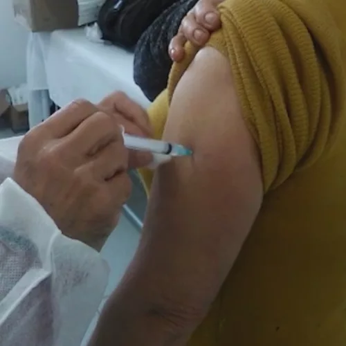 Funcionário inseriu a agulha, mas não apertou a seringa Foto: Reprodução/RBS TV