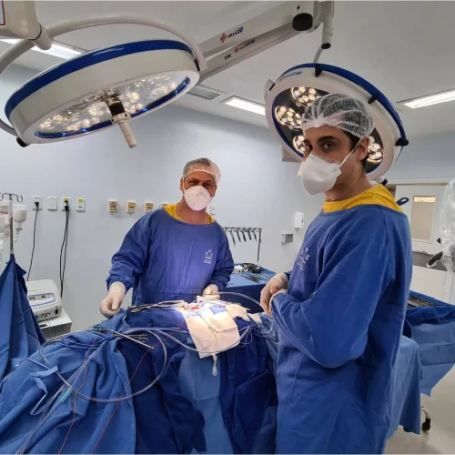 Neurocirurgiões Omar Antônio dos Santos (D) e Rafael Modkowiski (E) durante a cirurgia. Foto: Divulgação/HNSG