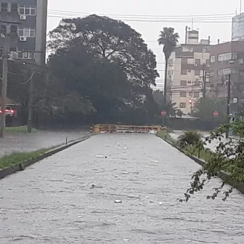 Alagamento causado pelo transbordamento do Arroio Sarandi. Foto: EPTC / Divulgação