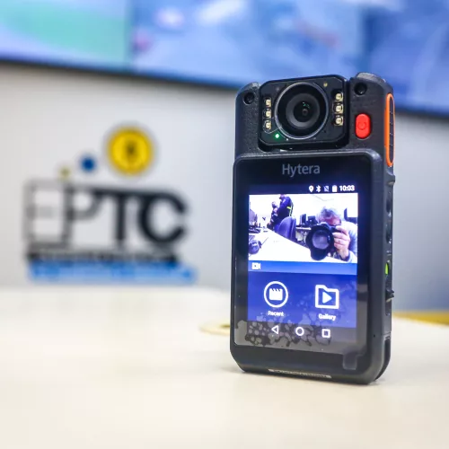 Os agentes de fiscalização de trânsito da EPTC  vão utilizar câmeras de corpo individual para monitorar operações de blitz. Foto: Gustavo Roth/EPTC