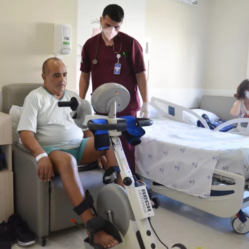 Santos realiza tratamento com fisioterapia robótica.  Foto: Vinícios Sparremberger/Santa Casa 