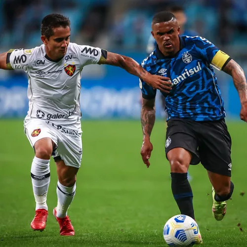 Douglas Costa (D) voltou ao time neste domingo e marcou o gol que diminuiu a vantagem do Sport  Foto: Lucas Uebel/Grêmio FBPA