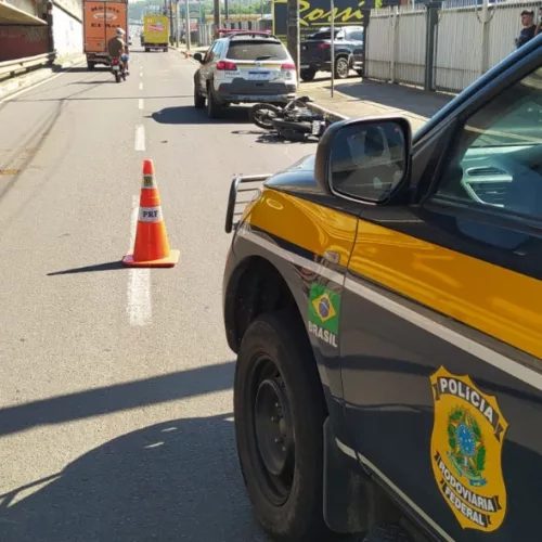 Moto colidiu em carro e poste na BR-116. Foto: PRF / Divulgação
