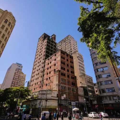Imagem do prédio conhecido como "Esqueletão", no Centro de Porto Alegre. Edifício tem lajes e estruturas aparentes e nunca foi finalizado.