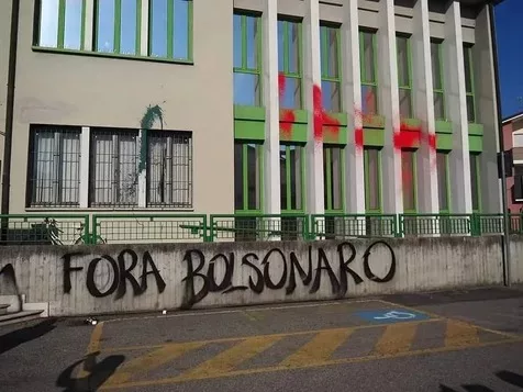 Pichação contra Bolsonaro na Prefeitura de Anguillara Veneta. Foto: Reprodução/Facebook