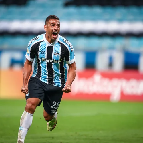Diego Souza marcou o gol do Grêmio e reacendeu a esperança do tricolor dar a volta por cima - Foto: Lucas Uebel/Grêmio FBPA