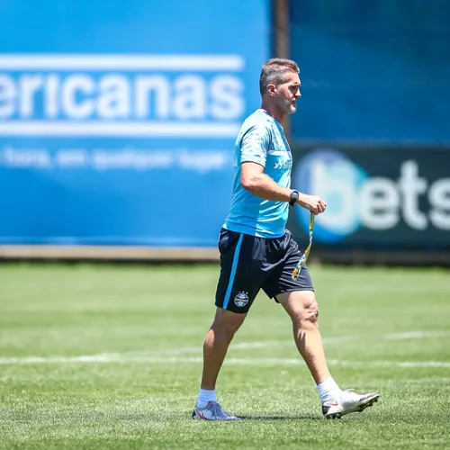 Mancini comanda treino antes da partida contra o Bahia - Foto: Lucas Uebel/Grêmio FBPA