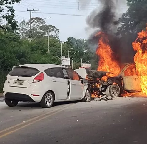 Carros colidiram na ERS-020, em Gravataí.