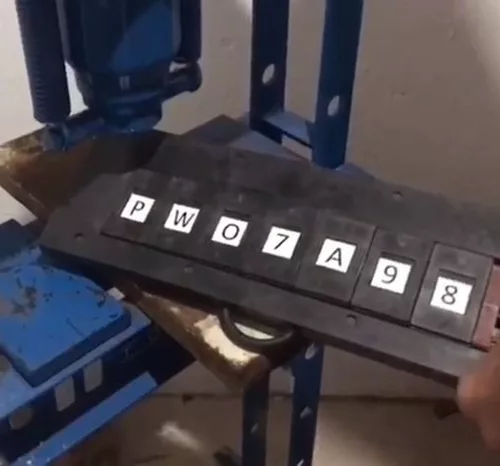 Prensas hidráulicas e placas de aço que serviam de base para inserir a numeração das placas. Foto: Divulgação/Polícia Civil 