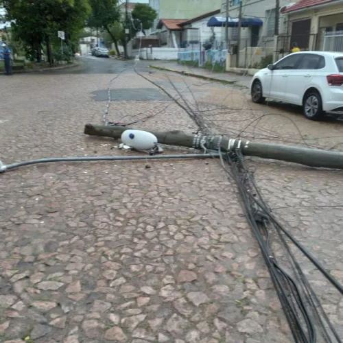 Vento derrubou vários postes em Porto Alegre. Foto: Divulgação/EPTC