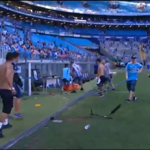 Imagens da confusão após o apito final no jogo entre Grêmio e Palmeiras na Arena. Foto: Reprodução / SporTV